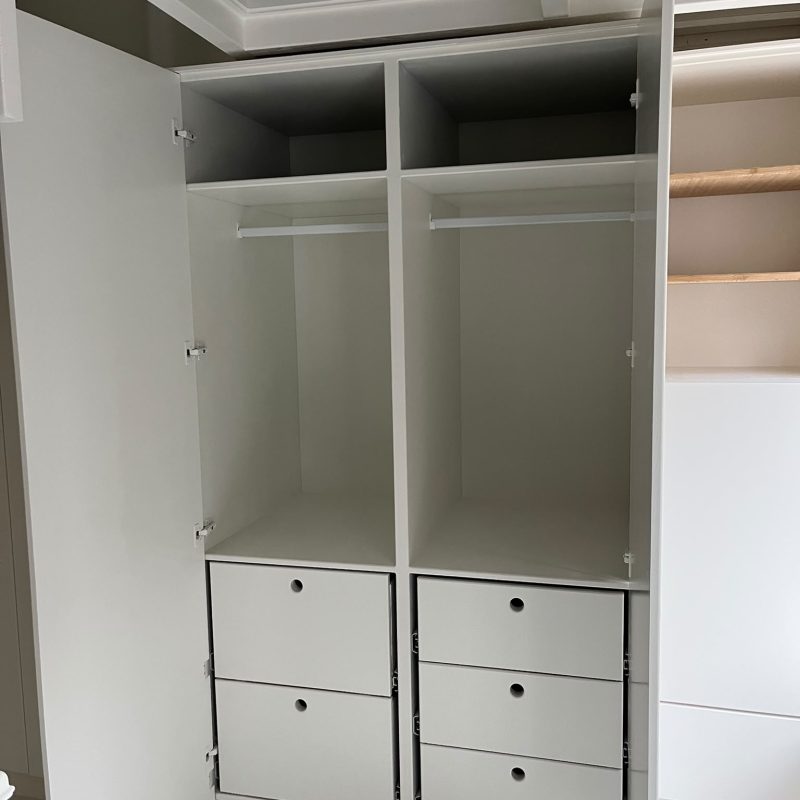 kast met deurebn